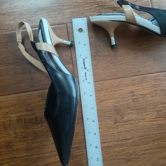 Zara white and black heels with silver heels size 6 used in good condition.. - Picture 8 of 10